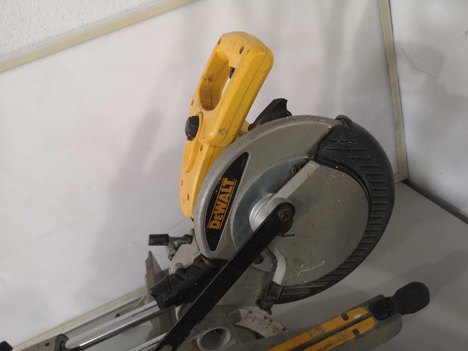 Циркуляр пендула - Dewalt 1600W / 216mm