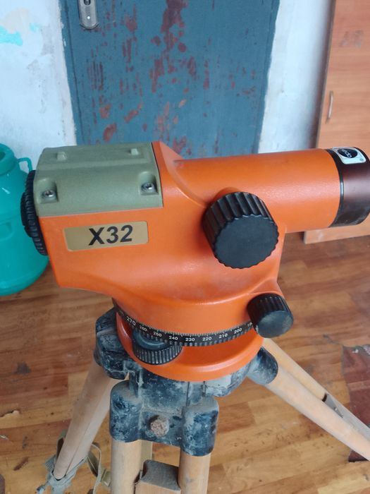 Невелир с чехолом.