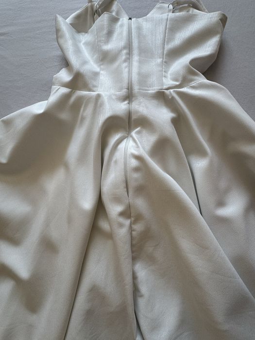 Lucy рокля бяла, елегантна и къса