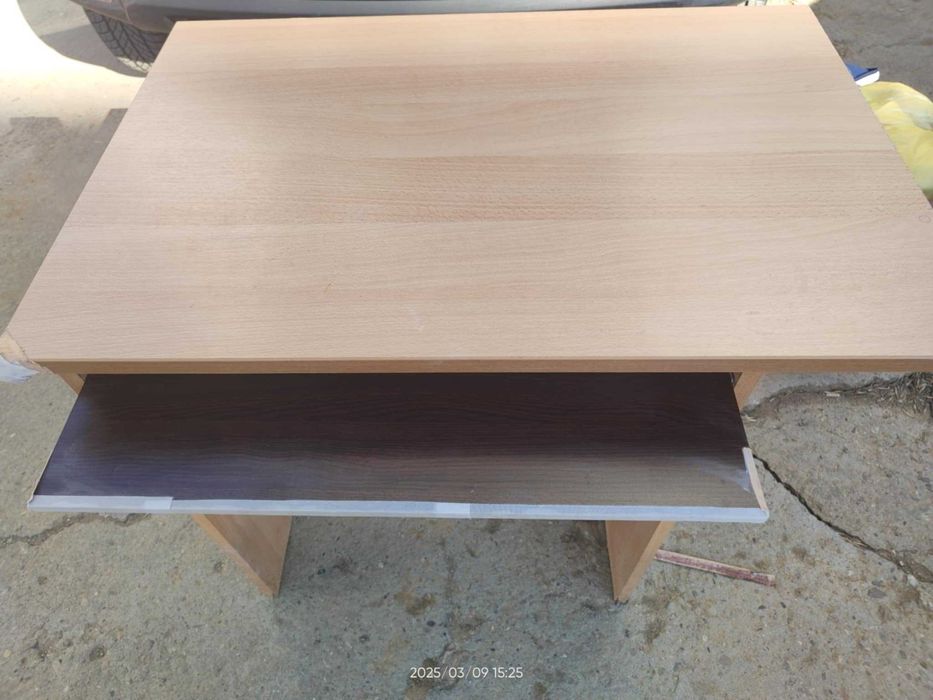 Малко бюро с поставка за клавиатура и мишка и офис стол за него