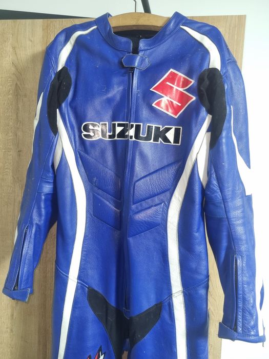 Vând costum moto suzuki