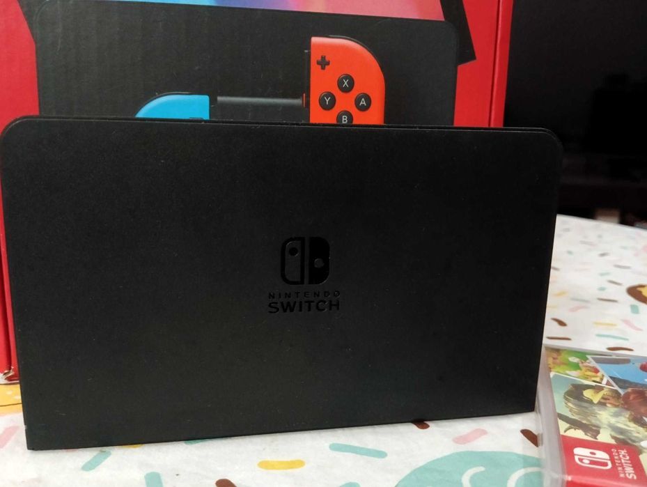 Nintendo Switch OLED със Super Mario Odyssey и калъф