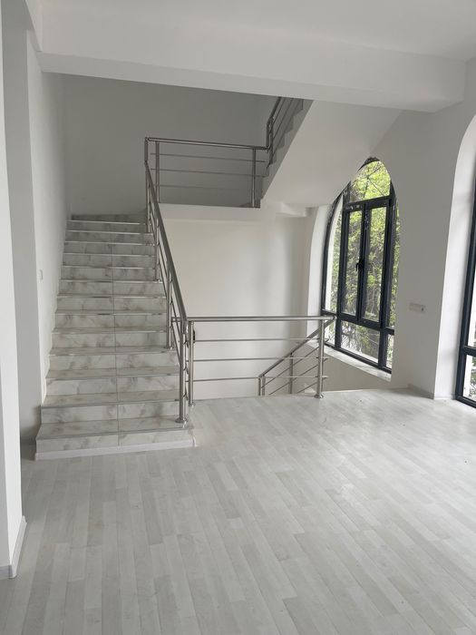 Сдам здание более  1200 кв м 3 этажа в центре города