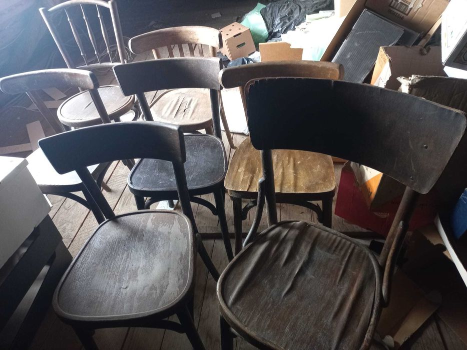 Scaune vechii din lemn si covata din lemn