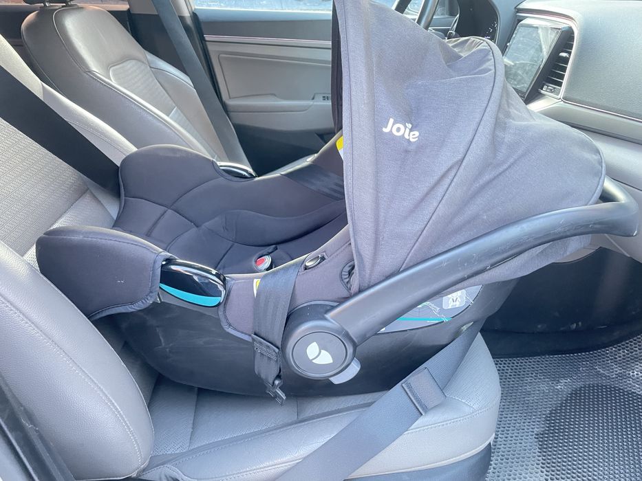 Продам автолюльку Joie