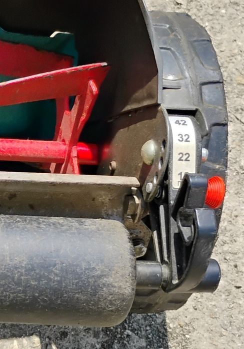 Vând trimer manual pentru gazon.