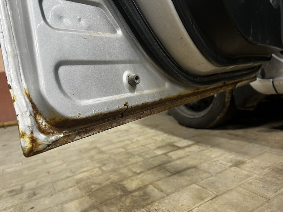 Водительская дверь Toyota Corolla E150 с деффектом