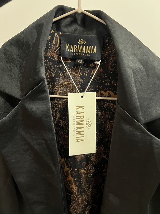Сатенено сако Karmamia