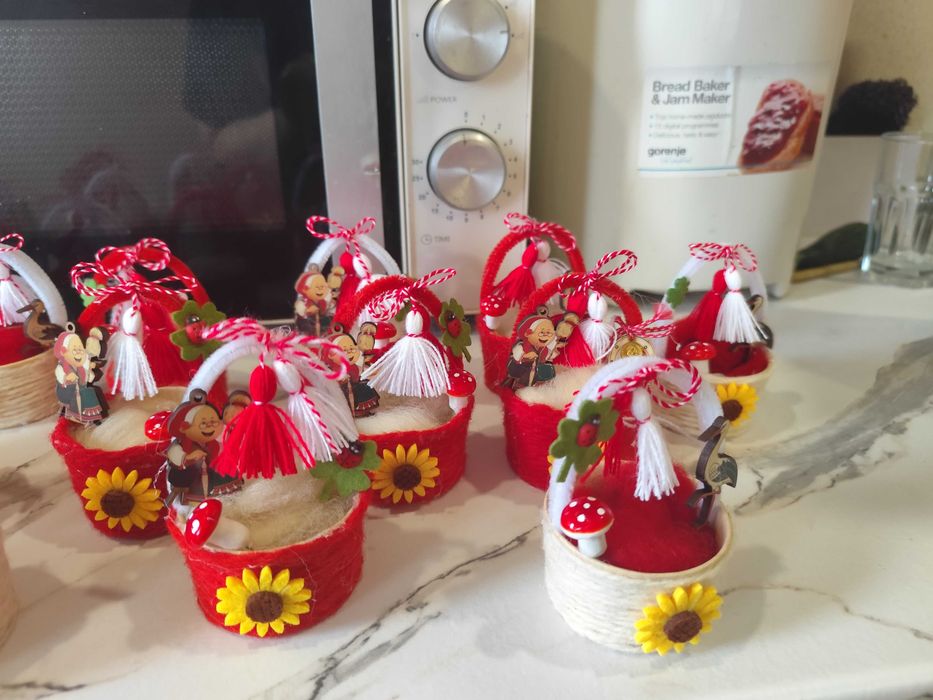 Мартеници сувенирни кошнички