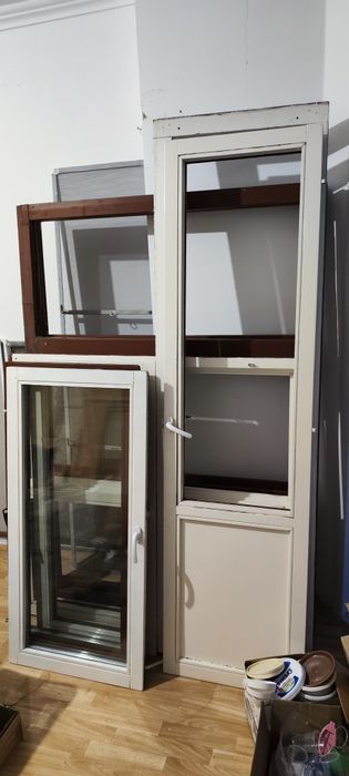 Окна и дверь деревянные