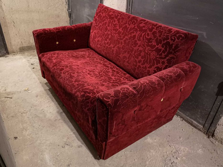 Диван, два фотьойла и таборетка