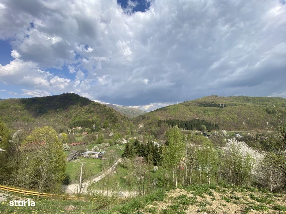 Teren vedere panoramica lacul Paltinu si dealuri in Valea Doftanei