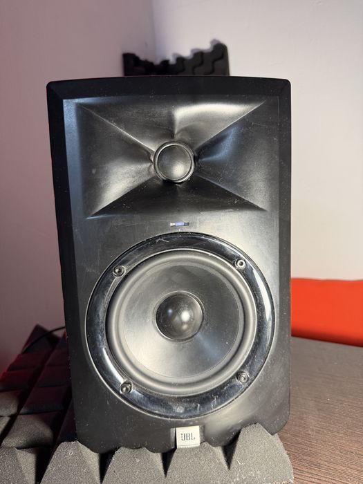 Продам студийные мониторы JBL.