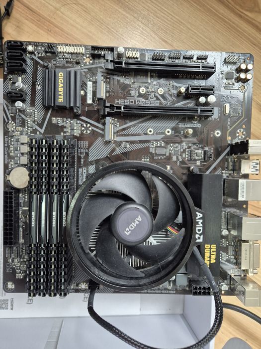 Placa de baza Gigabyte b550m ds3h + procesor AMD Ryzen 3 3100