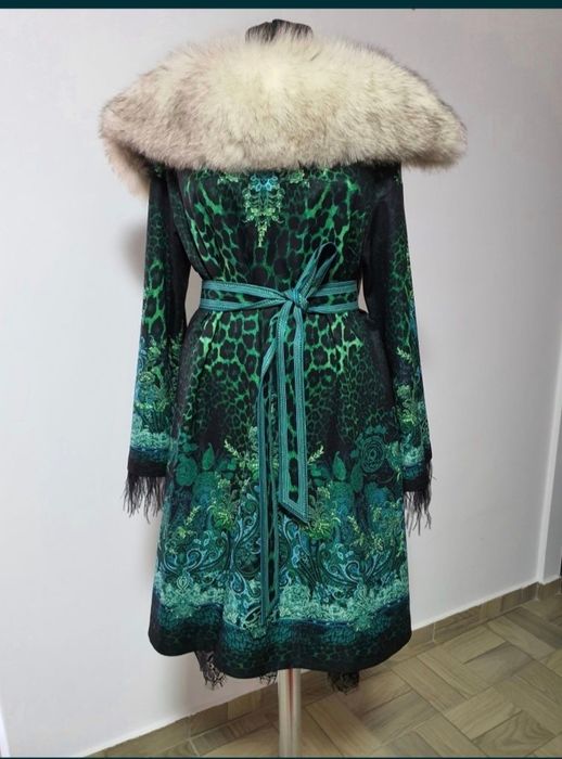 Rochie green animal print cu pene, frumoasă și stilata,in forma de A;