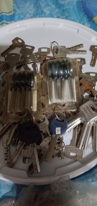 Ключи от дверных замков  б/у