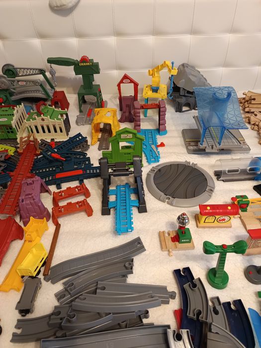 Se vând diverse trenuri,sine, macaze,poduri cu lumina fara lumină etc.