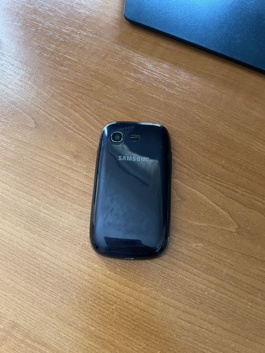 Telefoane pentru piesa