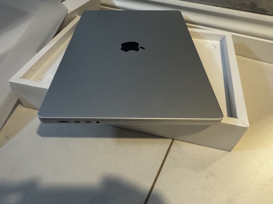 MacBook Pro 16” 1TB ssd / Apple M chip / 70 cicluri / factura / full b