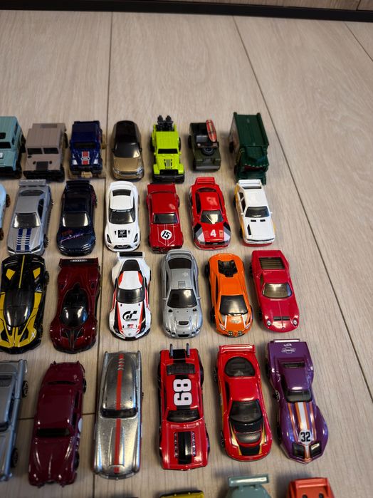 Продавам колички Hot Wheels