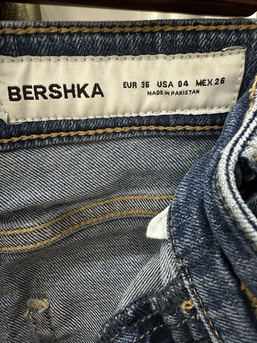 джинсы клеш Bershka