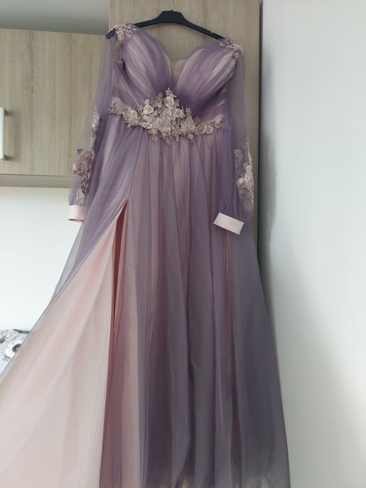 Vand rochii elegante, atat de zi cat si de seara