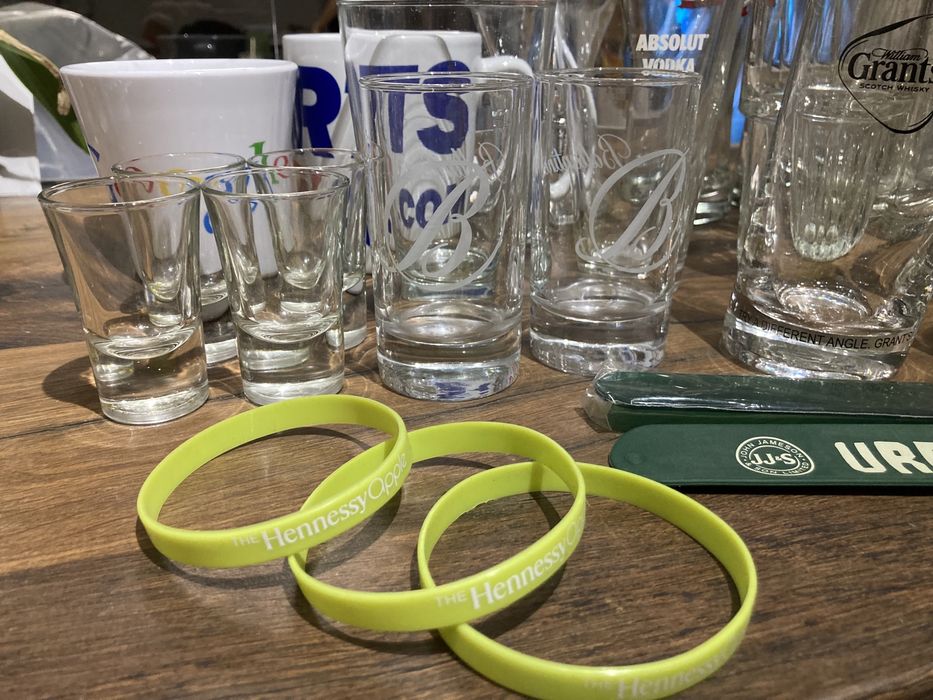 Колекция стъклени чаши за уиски, бира, водка, вино, мартини, шотове