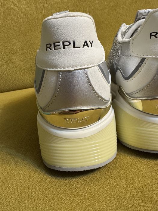 Чисто нови маратонки на Replay