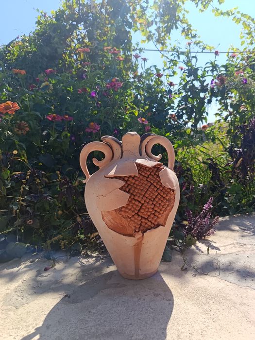 Qo'l mehnati asosida yasalgan kulolchilik buyumi.