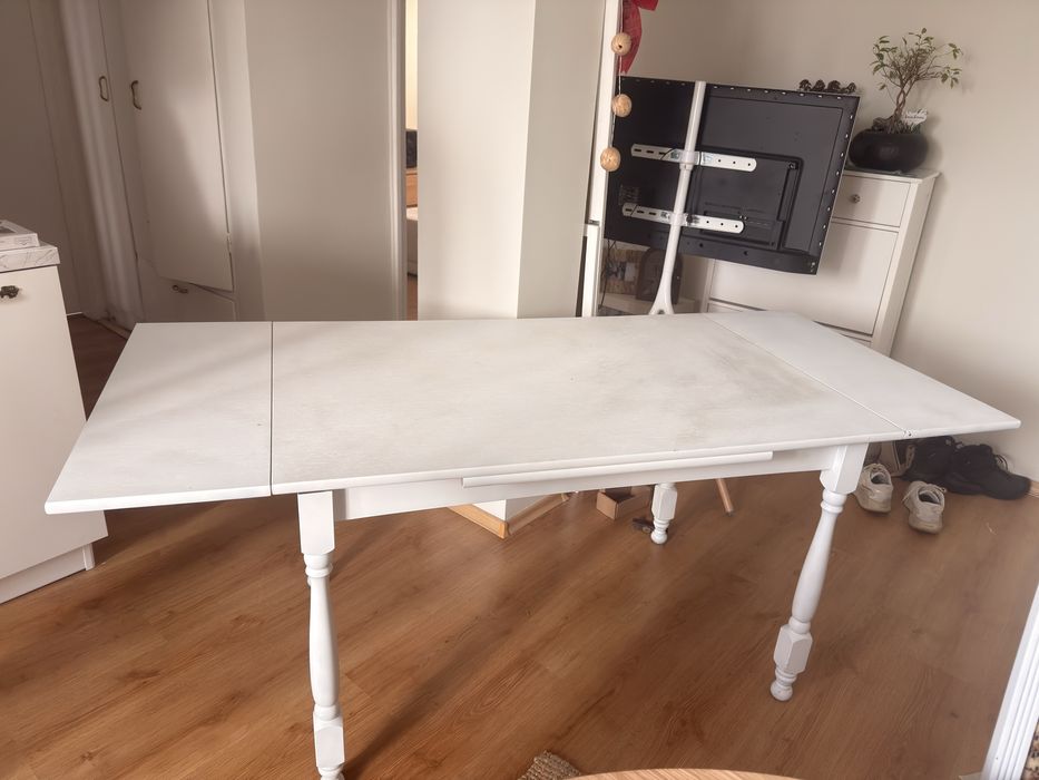 Дървена маса с разтягащи се две крила