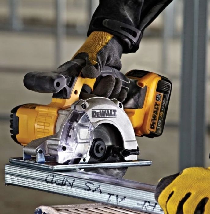 Циркуляр DeWalt DCS572NT в куфар