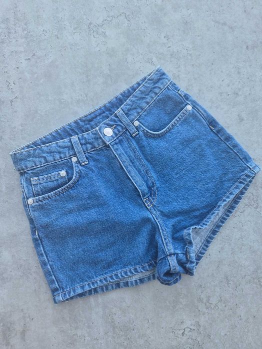 Chiara Ferragni къси дънкови панталонки