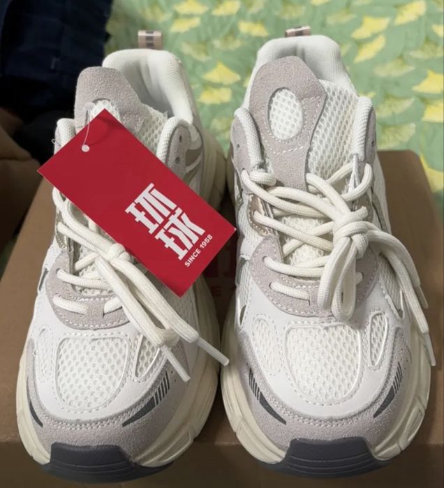 Женские кроссовки