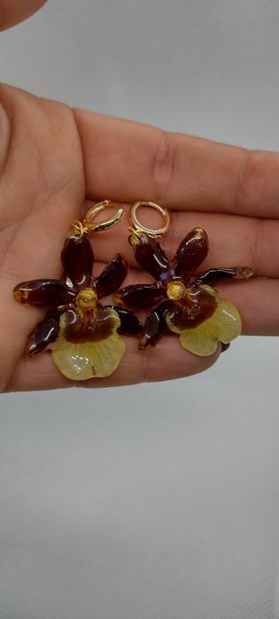 Обеци с естествен цвят на мини орхидея. Цветче с размери 3,5/4 см. 
Вн