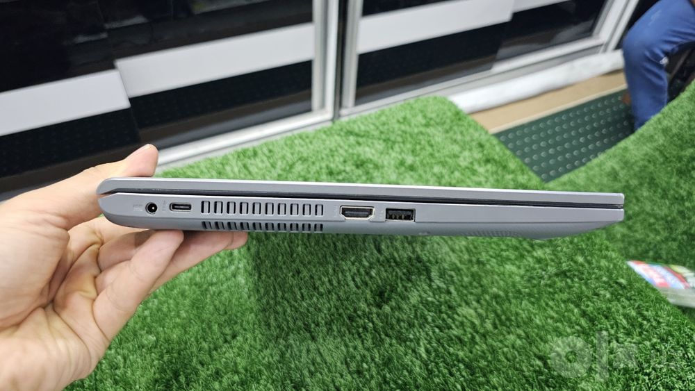 ASUS sonicmaster o'z IT soxasining ustalari ishlatadigan un laptop