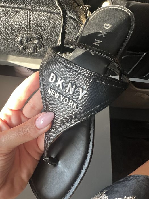 Кожени сандали DKNY