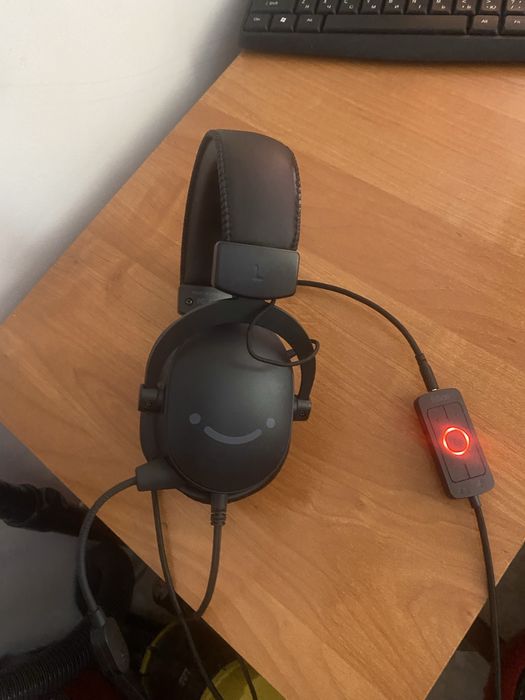 Продам наушники в отличном состояний