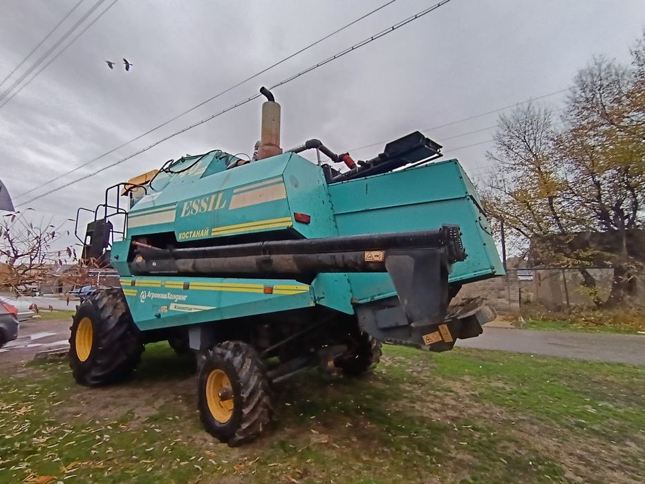 Комбайн Essil на ходу