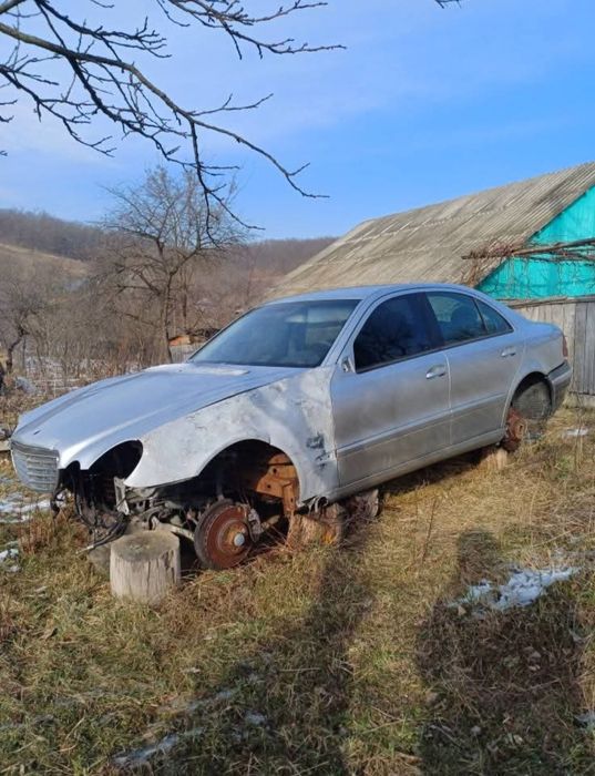 Vând Mercedes E-Class, complet sau dezmembrez pentru piese.