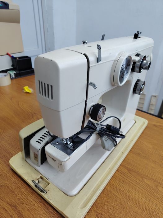 Mașină de cusut Riccar Free Arm anii 70-80