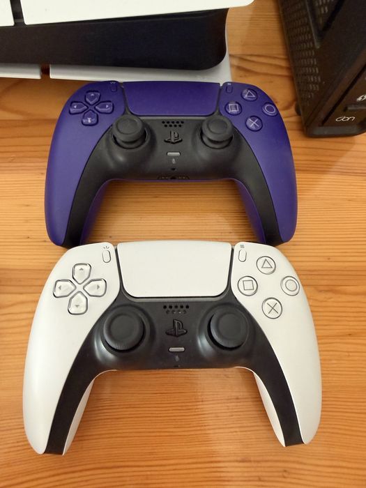Продавам PS5 с два джойстика и 3 игри