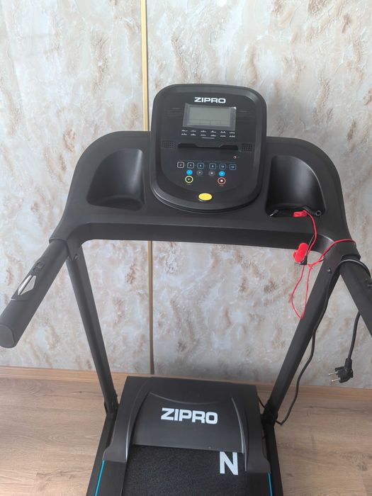 Продавам бягаща пътека Zipro Tekno