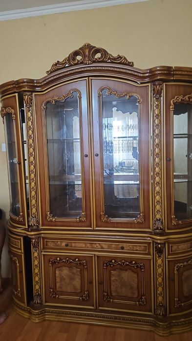 Продается гостиный сервант