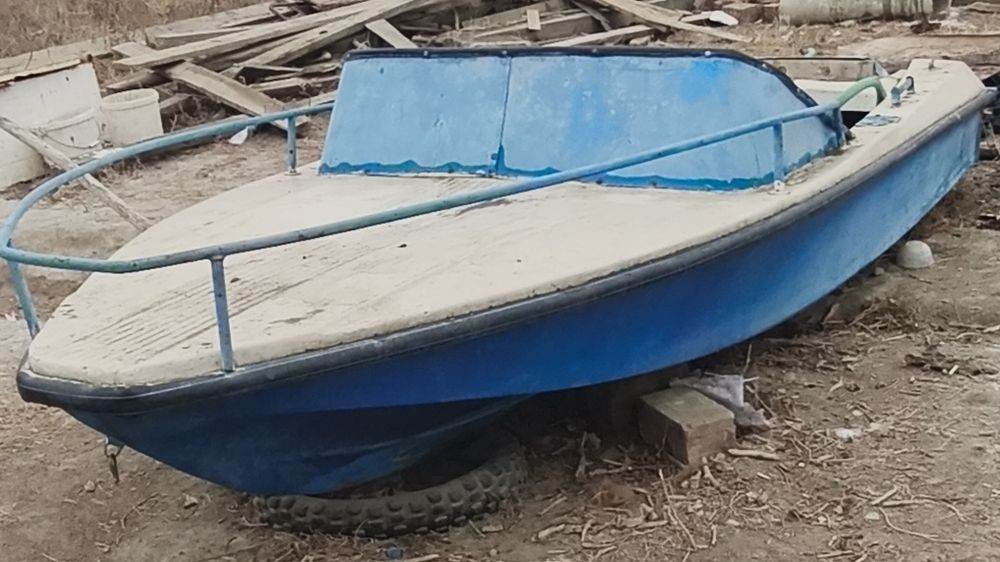 Лодка пластик.без мотор