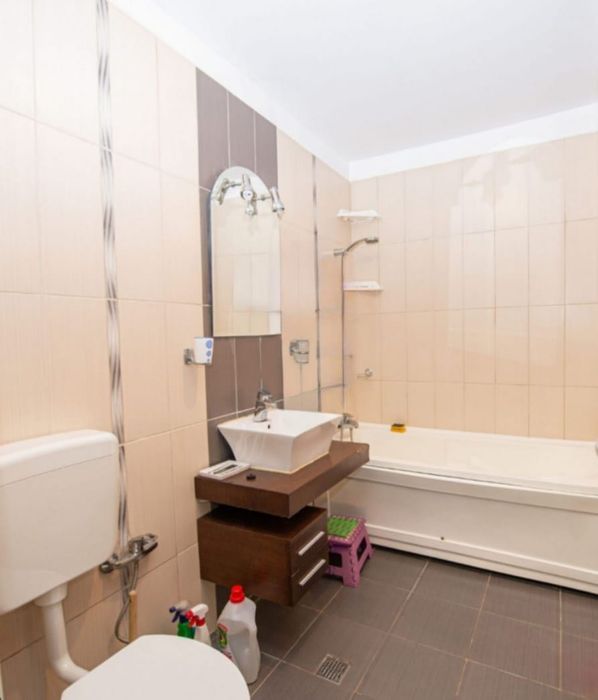 Inchiriez apartament 3 camere Prelungirea Ghencea cu gradina proprie