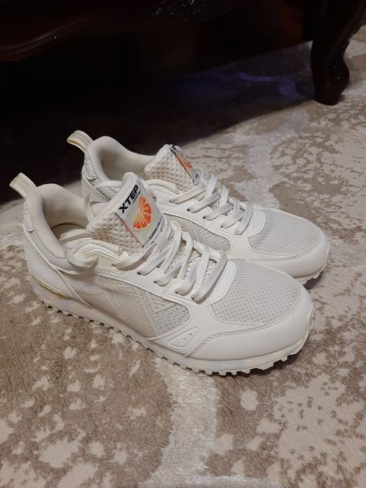 Женские кроссовки Xtep 38