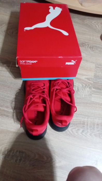 Adidasii puma sunt noi nu sunt purtati