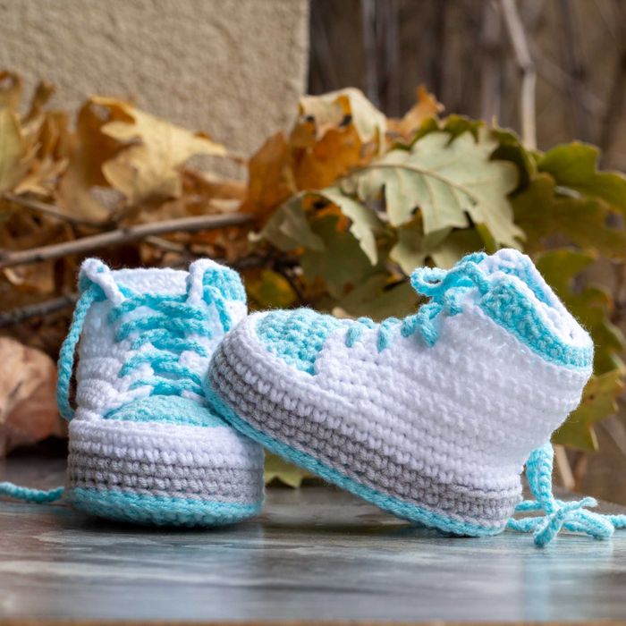 Плетени бебешки терлички на една кука