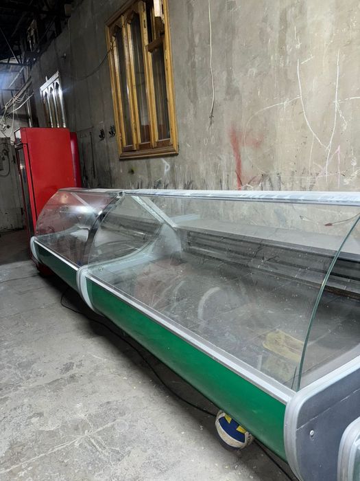 Продам витринный холодильник