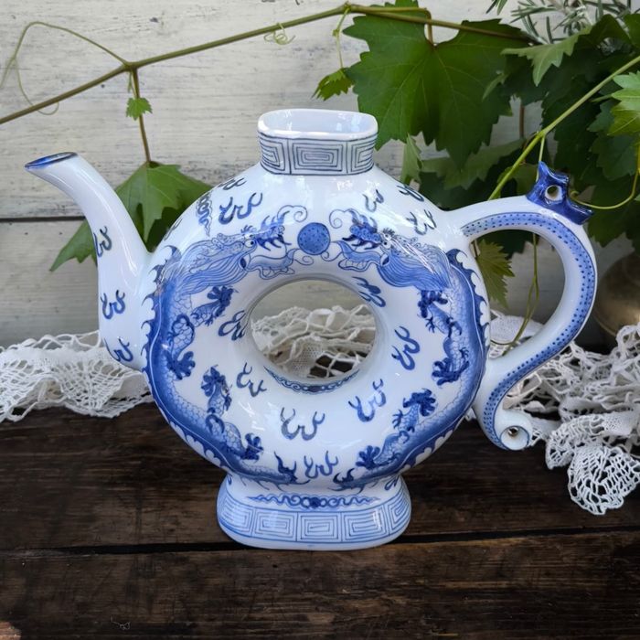 Чайник с ръчно рисувани дракони